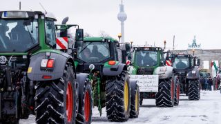 Zahlreiche Traktoren fahren am 16.01.2024 auf der Straße des 17. Juni zum Brandenburger Tor. (Quelle: Picture Alliance/Carsten Koall)