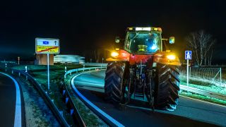 08.01.2024, Brandenburg, Vetschau: Bauern sperren mit Traktoren und LKW die Auffahrt zur A15 in Richtung Berlin. (Quelle: dpa/Frank Hammerschmidt)