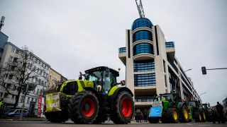 26.01.2024, Berlin: Traktoren fahren bei einem Protest mit Traktorkorso des Landesbauernverbands Brandenburg. (Quelle: dpa/Christoph Soeder)