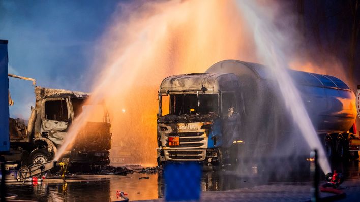 Ein Tanklastzug aus dem Flüssiggas entweicht wird von Feuerwehrkräften in einem Gewerbegebiet in Ludwigsfelde gekühlt. (Quelle: dpa/Christoph Soeder)
