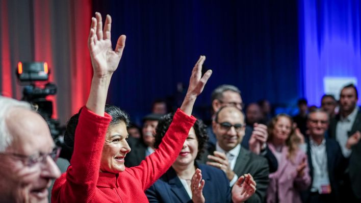 27.01.2024, Berlin: Sahra Wagenknecht, Parteivorsitzende, winkt beim Gründungsparteitag der neuen Wagenknecht-Partei.(Quelle:dpa/K.Nietfeld)