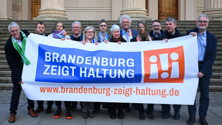 Am 23.01.2024 wurde in Potsdam sas Bündnis "Brandenburg zeigt Haltung" präsentiert. (Quelle: dpa/Britta Pedersen)