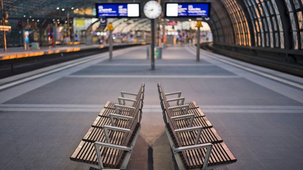 Leere Bahnsteige am 10. Januar 2024 am Berliner Hauptbahnhof, nachdem die GDL zum Streik aufgerufen hat. (Quelle: dpa/AP/Markus Schreiber)