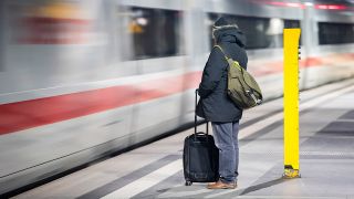 Ein ICE fährt am 29.01.2024 am Berliner Hauptbahnhof ein. (Quelle: dpa-Bildfunk/Christoph Soeder)