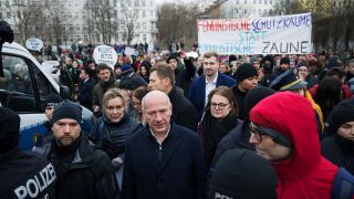 Ein Rundgang im Görlitzer Park von Berlins Regierendem Bürgermeister Kai Wegner (CDU) und weiteren Mitgliedern des Senats wird von Demonstranten begleitet. (Quelle: dpa/Sebastian Gollnow)