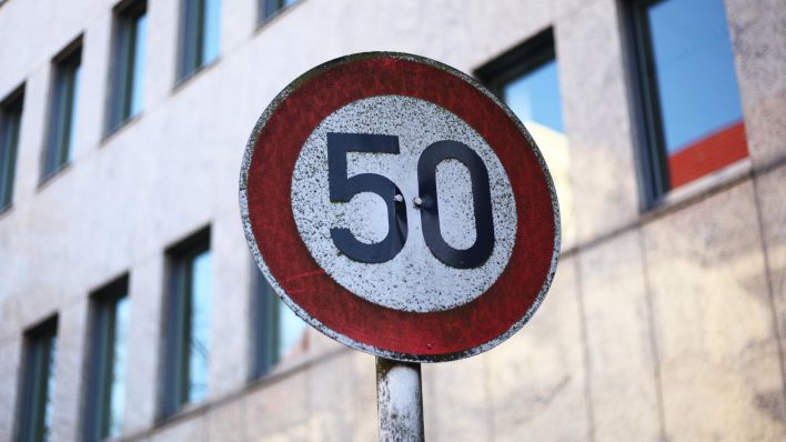 Ein Verkehrsschild weißt auf die Höchstgeschwindigkeit von Tempo 50 (Quelle: DPA/Wolfram Steinberg)