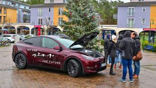 02.01.2024, Grünheide: Ein Elektrofahrzeug von Tesla steht bei der Informationsveranstaltung «Road Show» auf dem Marktplatz. (Quelle: dpa/Patrick Pleul)