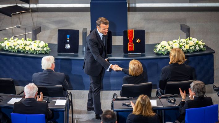 22.01.2024, Berlin: Emmanuel Macron, Präsident von Frankreich, gibt Ingeborg Schäuble beim Trauerstaatsakt für den gestorbenen früheren Bundestagspräsidenten Wolfgang Schäuble. (Quelle: dpa/Michael Kappeler)