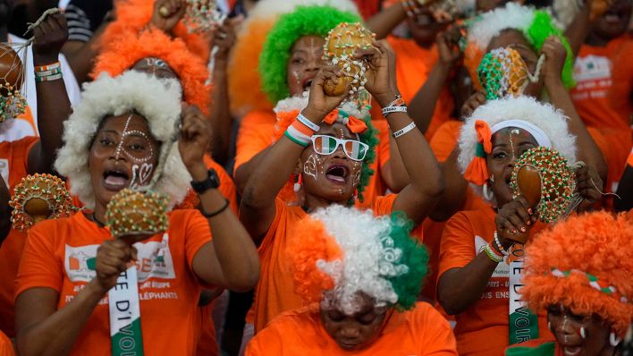 Fans beim Afrika-Cup in der Elfenbeinküste. / imago images / Newscom World