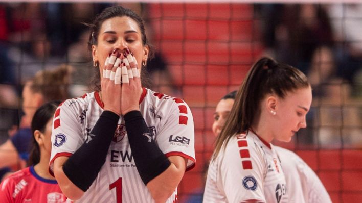 Enttäuschte Volleyballerinnen des SC Potsdam nach der Niederlage gegen Münster (Quelle: IMAGO / Ostseephoto)