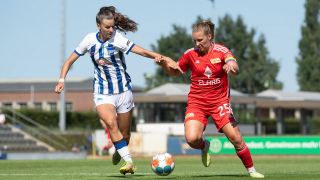 Hertha-Spielerin Anouk Westphal und Unionerin Dina Orschmann kämpfen intensiv um den Ball (Quelle: IMAGO / Matthias Koch)
