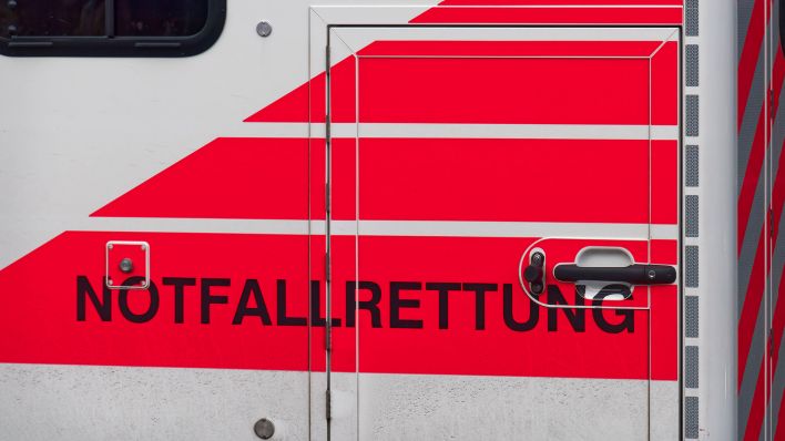 Symbolbild:Aufschrift "Notfallrettung" an einem Berliner Rettungswagen.(Quelle:imago images/J.Held)