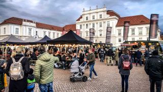 Symbolbild:Besucherinnen und Besucher auf einem Streetfoodfestival auf dem Schlossplatz Oranienburg.(Quelle:imago images/D.Lakomski)