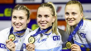 Lea Sophie Friedrich, Pauline Grabosch und Emma Hinze präsentieren stolz ihre EM-Goldmedaillen (imago images/ANP)