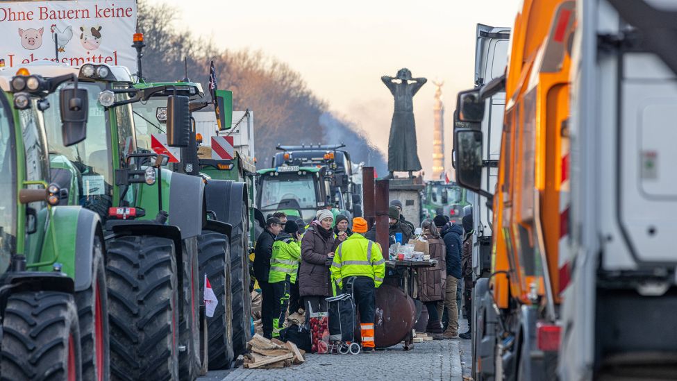 Einige dutzende Bauern und Handwerker mit deren Traktoren verharren am 10.01.2024 trotz berliner Morgenkälte -9 °C vor dem Brandenburgen Tor. (Quelle: Imago Images/Achille Abboud)