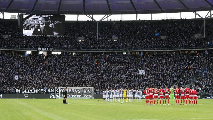 Die Schweigeminute zum Gedenken an den verstorbenen Hertha-Präsidenten Kay Bernstein (imago images/Contrast)
