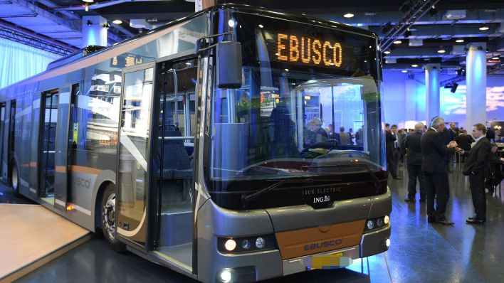 Archivbild: Stand des Herstellers Ebusco während der internationalen Elektrobusmesse. (Quelle: dpa/Jensen)