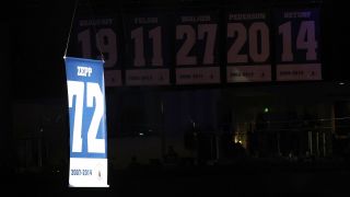Banner mit der Nummer "72" wird beim Eisbären-Spiel unters Dach gezogen (Bild: Imago/Nordphoto)