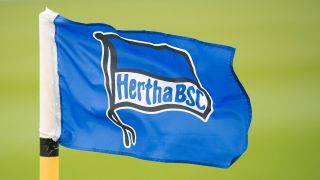 Eine Eckfahne mit dem Wappen von Hertha BSC (imago images/Matthias Koch)