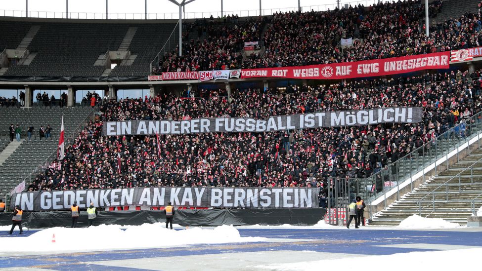 Düsseldorfer Fans mit Transparent Plakat, Trauer um Präsident Kay Bernstein, verstorben am 16.01.2024. (Quelle: imago images/Behrendt)