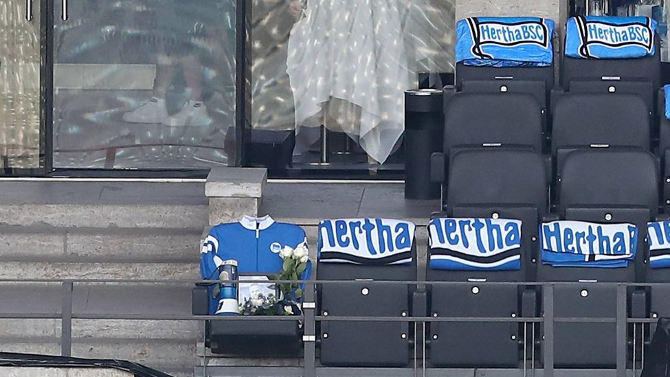 Trauer um Präsident Kay Bernstein Hertha BSC Berlin - sein Platz auf der Tribuene Tribüne bleibt frei. (Quelle: imago images/Taeger)