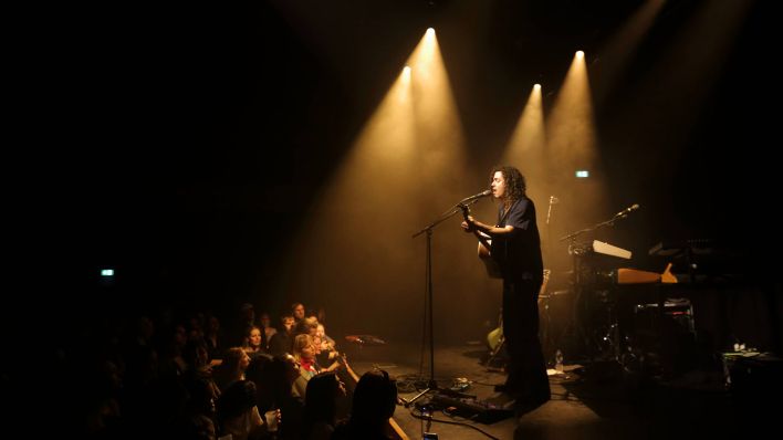 Archivbild: Der dänische Musiker Alex Vargas bei einem Konzert im Hole 44 in Berlin. (Quelle: imago-images/Martin Müller)