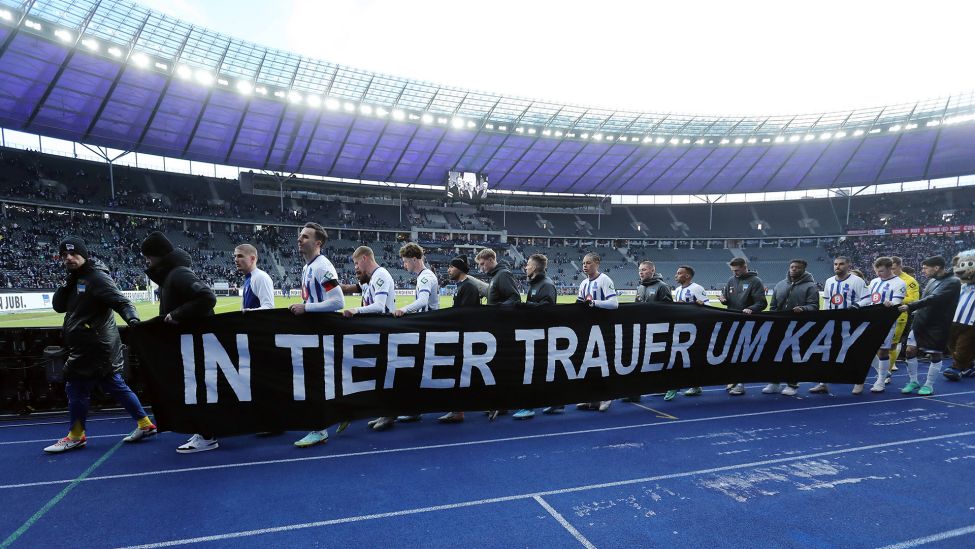 Herthas Spieler tragen nach dem Spiel ein Banner durchs Stadion (imago images/Contrast)