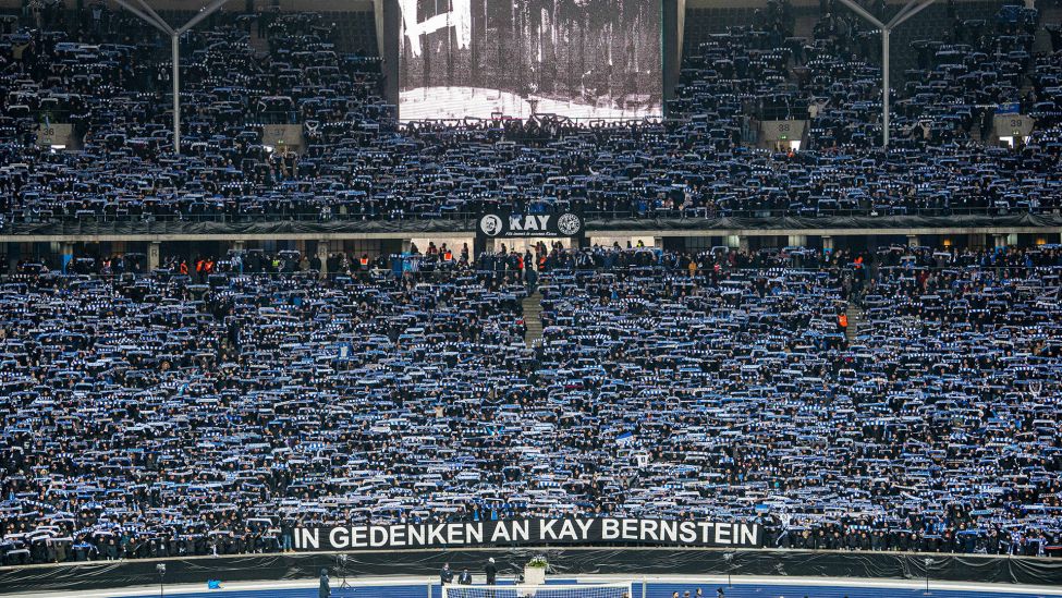 Die Ostkurve trauert um den verstorbenen Hertha-Präsidenten Kay Bernstein (imago images/Matthias Koch)