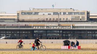 Symbolbild:Menschen auf dem Tempelhofer Feld.(Quelle:imago images/S.Zeitz)