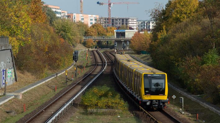Archivbild: Marzahn-Hellersdorf, U-Bahn der U5 zwischen den Stationen Hellersdorf und Louis-Lewin-Strasse. (Quelle: imago images/Eckelt)