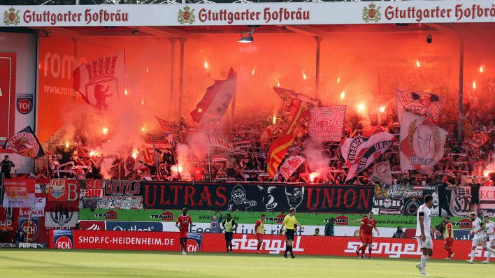Anhänger von Union Berlin brennen Pyrotechnik beim Spiel in Heidenheim ab (Bild: Imago/Sportfoto Rudel)