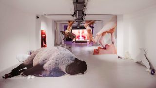 Installation "Uncensored Lilac" (2024) bei transmediale studio. (Quelle: transmediale/Luca Girardini)