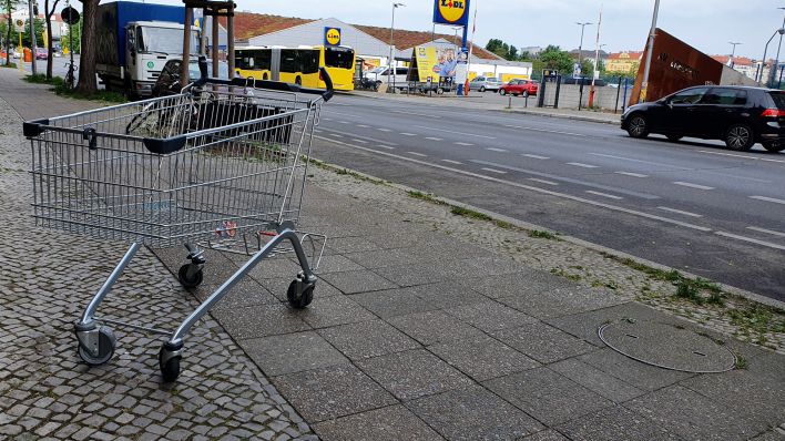 Einkaufswagen steht auf einer Straße im Hintergrund LIDL (Quelle: rbb)