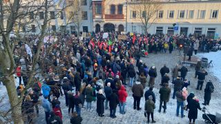 In Luckenwalde haben am Samstag rund 600 Menschen gegen Rechtsextremismus demonstriert. (Quelle: rbb/Ronja Bachofer)