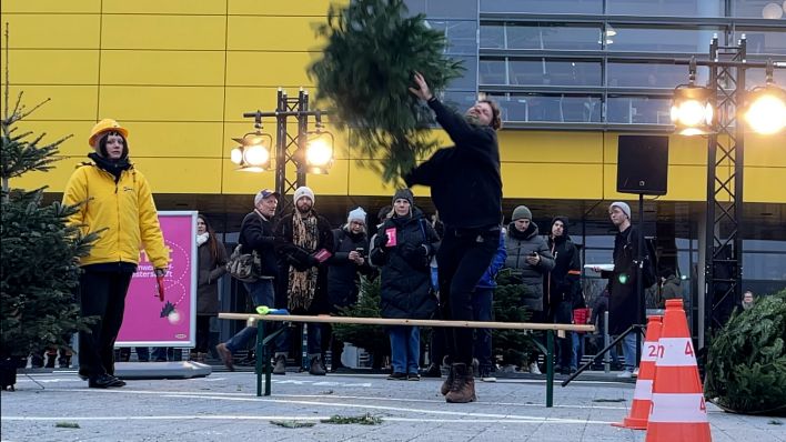 Weihnachtsbaumweitwerfen auf dem Parkplatz von Ikea in Berlin-Tempelhof. (Bild: rbb)