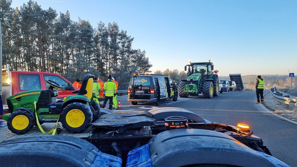 Bauern blockieren am 10.Januar 2024 die Auffahrt Fürstenwalde-Ost der Autobahn A12. (Quelle: rbb)