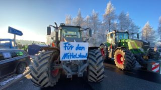 Blockade an der A19-Auffahrt Wittstock am 10. Januar 2024. Rund 10 Traktoren blockieren dort pro Auffahrt seit 5 Uhr die Auffahrt. (Quelle: rbb/Haase-Wendt)