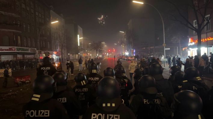 Eine Hundertschaft der Polizei am Silvesterabend in Berlin-Neukölln im Einsatz. Quelle: rbb/Daehler