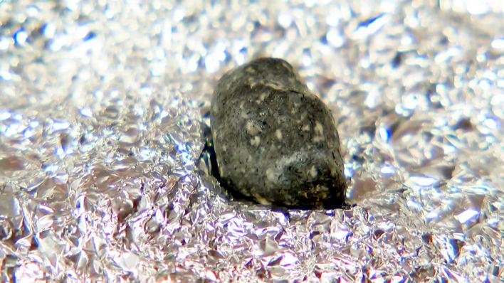 Meteorit liegt auf Alufolie