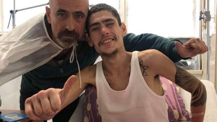 Alexej mit seinem Vater: Nach der Befreiung verlor er 38 kg. (Quelle: privat)