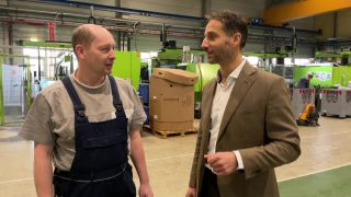 Felix Reiche (rechts), Geschäftsführer der Firma Tesco, die Kunststoffteile herstellt, bei einem Gespräch im Firmengebäude in Luckenwalde (Teltow-Fläming) im Januar 2024 (Quelle: rbb).