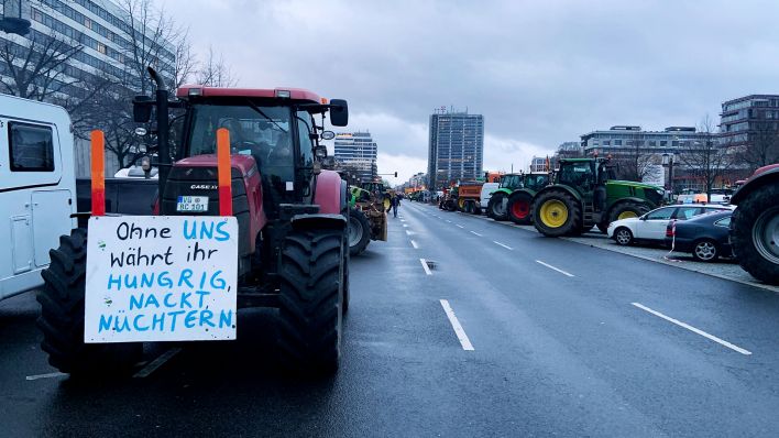 Traktoren mit Protestschildern auf der STraße des 17.Juni am 15.01.2024.(Quelle:rbb)