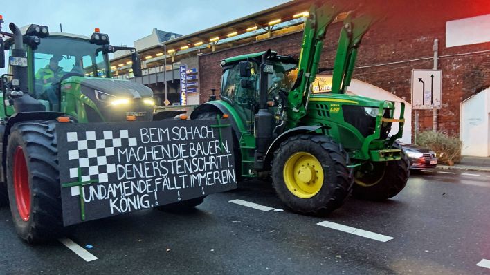 Traktoren mit Protestschildern vor dem S-Bahnhof Tiergarten am 15.01.2024.(Quelle:rbb)