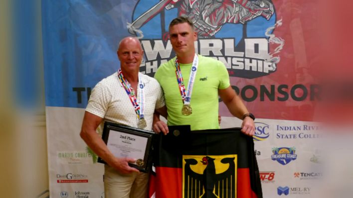 Oliver Nopper (r) holt Gold bei der "Firefighter Challenge World Championship" und der Randy Kalan aus Kanada holt Silber