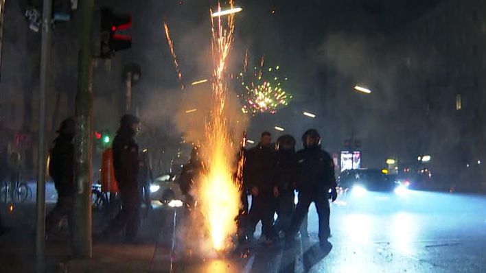 Personen mit Feuerwerk auf der Straße in Berlin (Quelle: TVNewsKontor)