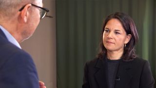 Annalena Baerbock, Bundesvorsitzende von Bündnis 90/Die Grünenspricht bei einem Interview. (Quelle: rbb)