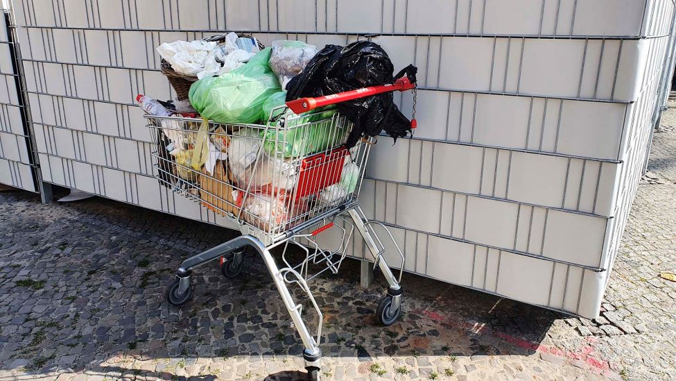 Ein Einkaufswagen voller Müll steht auf der Straße.(Quelle:rbb/S.Oberwalleney)