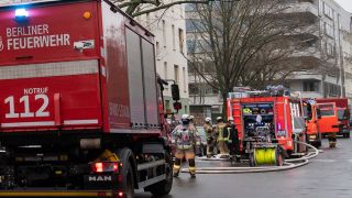 Symbolbild: Feuerwehrfahrzeuge stehen in einer Straße. (Quelle: dpa/Gateau)