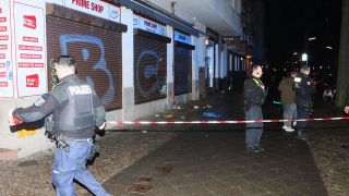 Polizisten sperrern den Einsatzort in der Koloniestraße ab.(Quelle:Morris Pudwell)