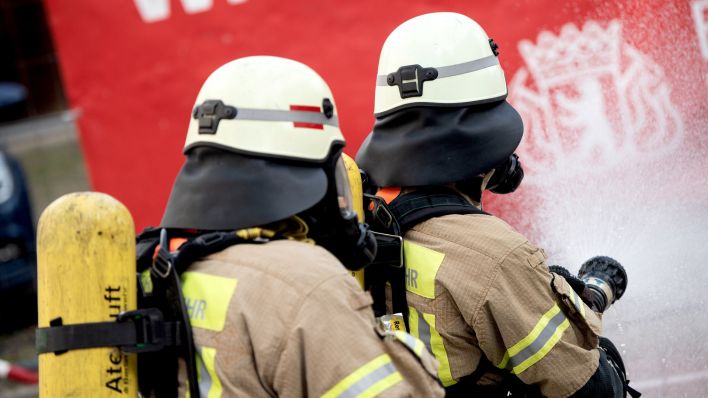 Feuerwehrmenschen bei einer Brandlöschübung (dpa/ Zacharie Scheurer)